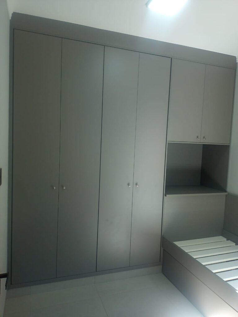Guarda-roupa planejado de porta de correr em quarto de casal, Sertãozinho