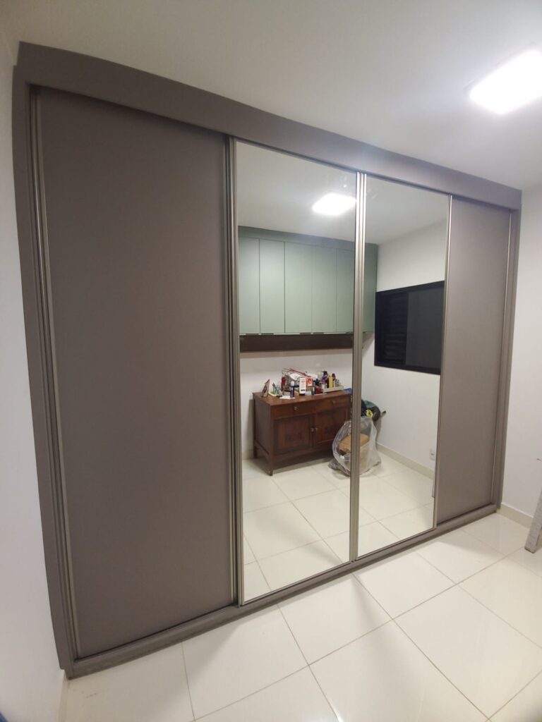 Closet planejado com prateleiras e gaveteiro sob medida