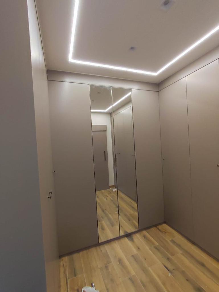 Guarda-roupa planejado com portas espelhadas, projeto Kless Sertãozinho