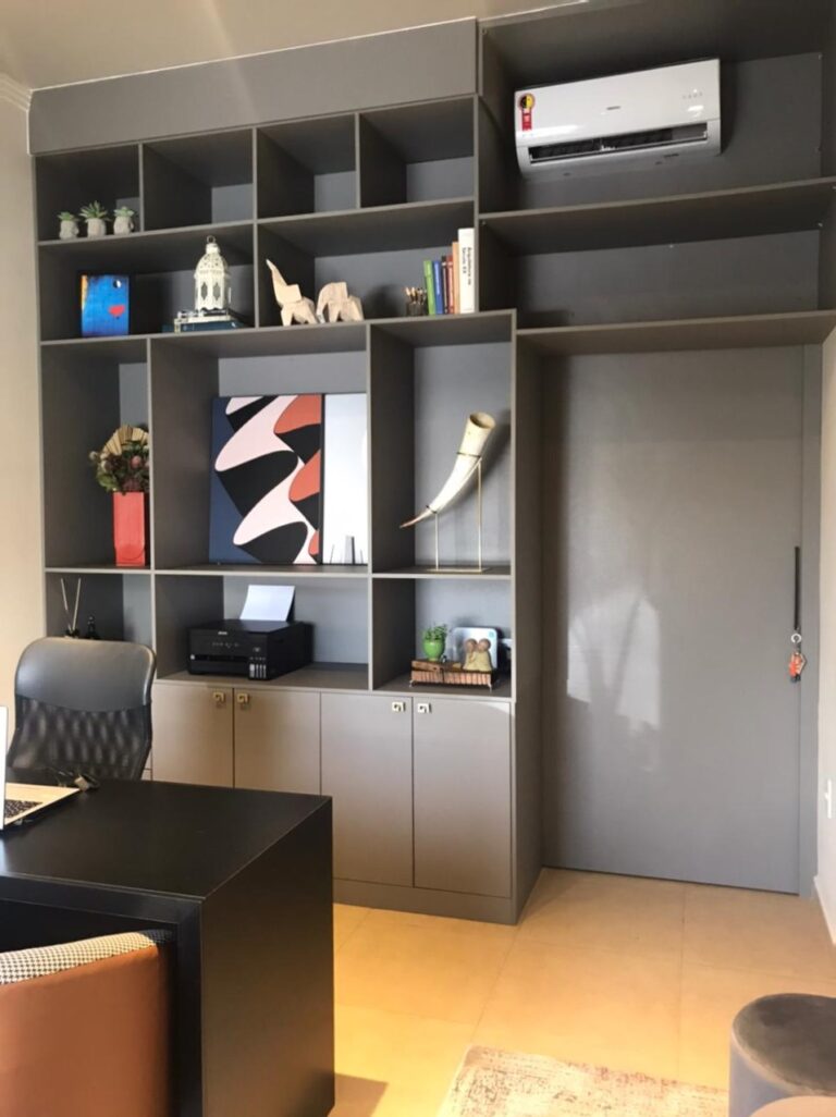 Home office planejado com mesa e estante integradas, Sertãozinho