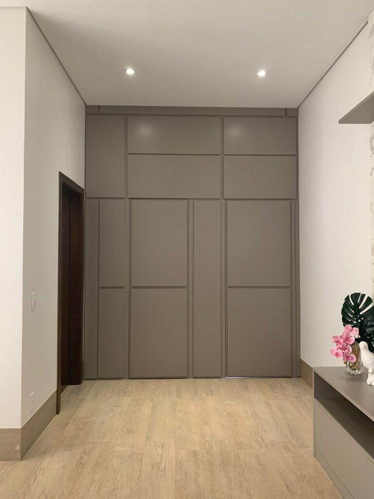 Estante planejada com nichos e portas para escritório residencial