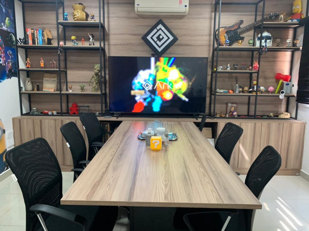 Mesa de escritório planejada com gaveteiro embutido