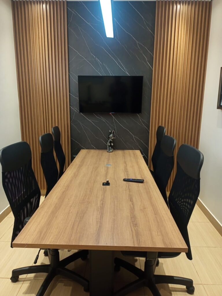 Home office planejado aproveitando nicho sob a escada