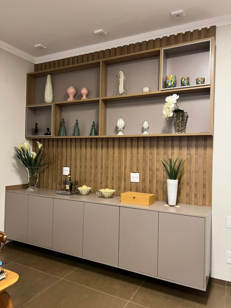 Buffet planejado com nichos e painel ripado em sala de jantar, projeto Kless Sertãozinho