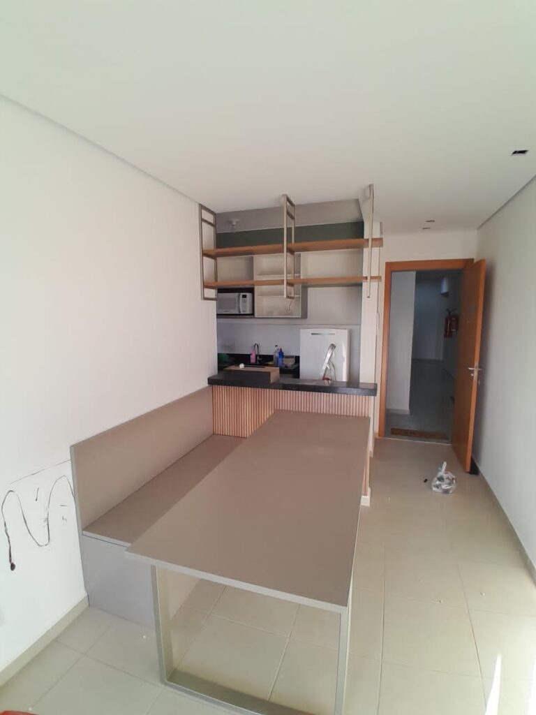 Estante planejada com nichos decorativos para sala de TV