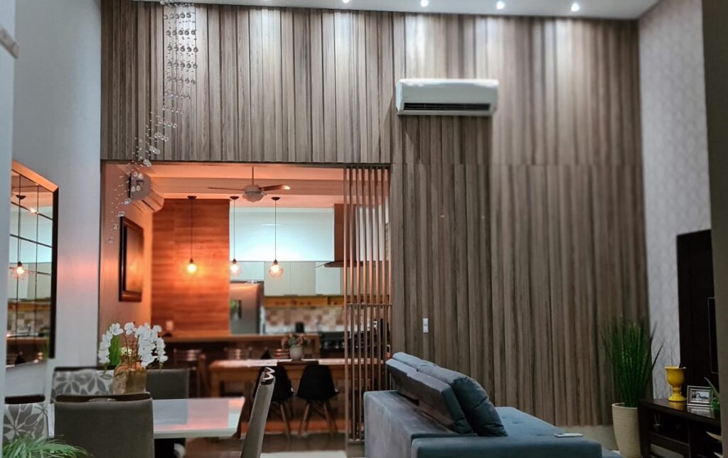 Sala de jantar com aparador planejado sob medida