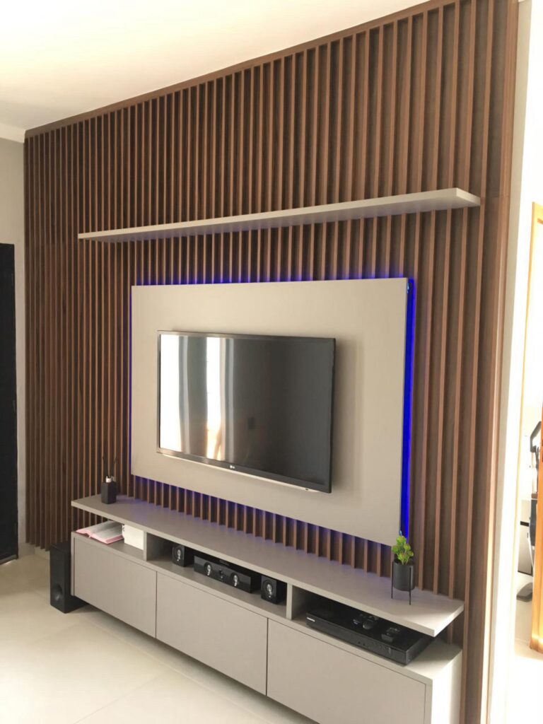 Painel ripado de TV com rack planejado em sala de estar, projeto Kless Sertãozinho
